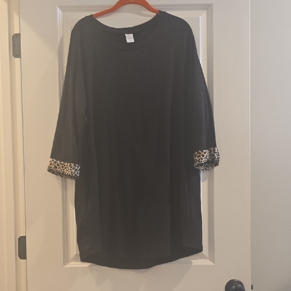 Elegant Black Long Sleeve Tee with Leopard Cuffs - Picture 1 of 1
